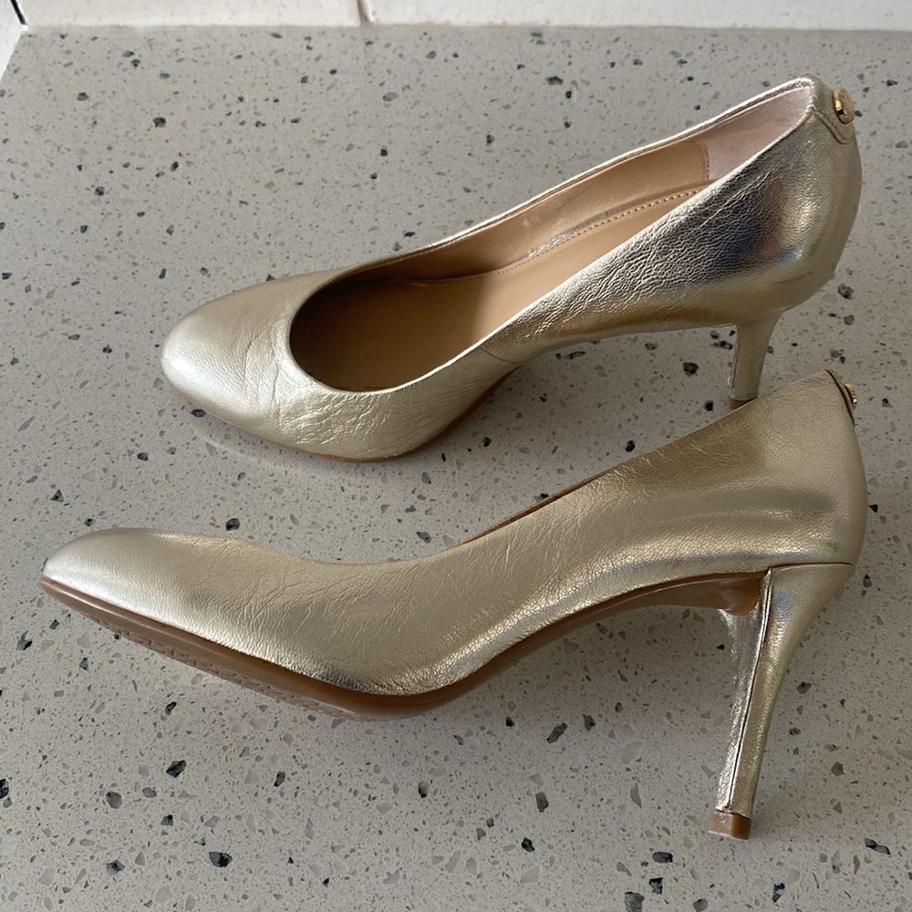 Michael Kors Ashby Flex Pumps Metallic Leather Pale Gold Dress Heels Women’s 7M